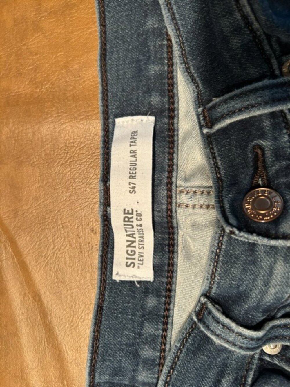 Levi's - Picture 2 of 4